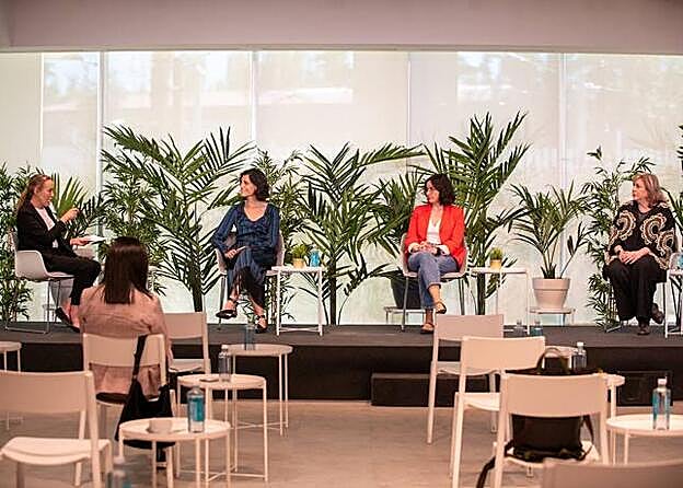 En la imagen, de izquierda a derecha: Ana Santos, periodista colaboradora de Mujerhoy y moderadora de la mesa redonda; Dra. Marta de la Fuente, responsable del Servicio de Psicooncología de MD Anderson Cancer Center Madrid; Vanesa Jorge Martín, responsable de Atención Psicosocial de la AECC; y Leonor Prieto, directora Científica de La Roche Posay.