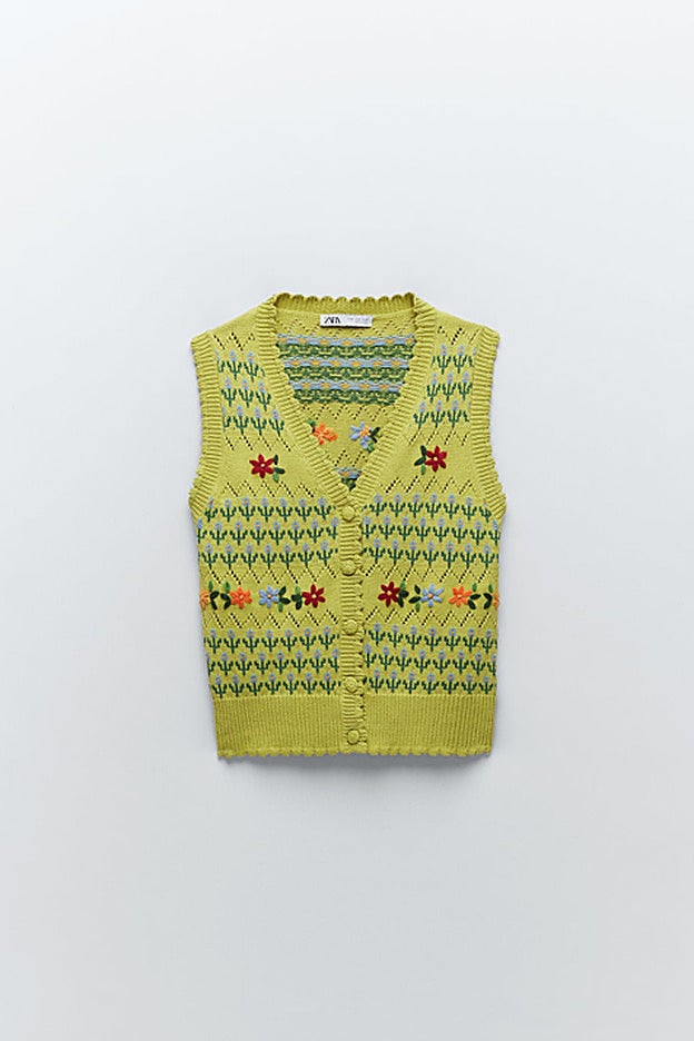 Chaleco verde lima con dibujo de flores de Zara.