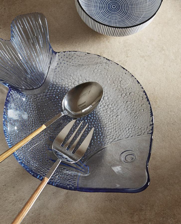 Esta fuente de pez te llevará muy cerca de Grecia. Es una fuente de vidrio con capacidad de 350 ml y con un precio de 15,99 euros.