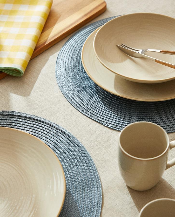 Para que los manteles no se ensucian, y al mismo tiempos se vista la mesa, añade unos individuales en tonos azules. Este de Zara Home cuesta 5,99 euros.