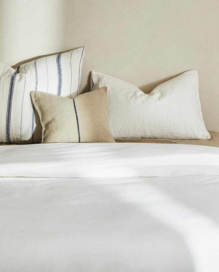 Los tonos claros conviven a la perfección con el azul. Viste la cama con una elegante funda nórdica de algodón percal 19,99-39,99 euros.