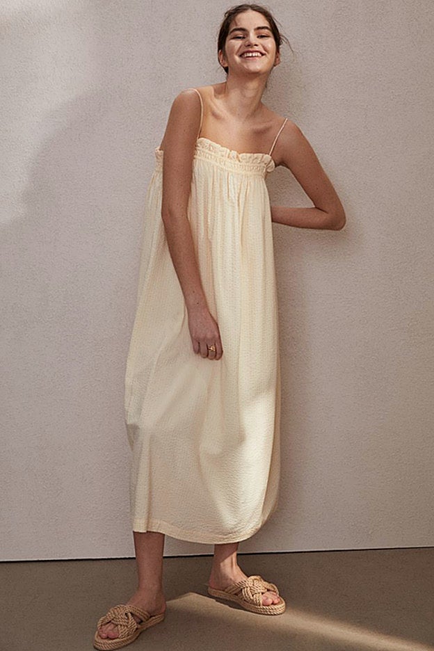 Vestido midi de tirantes de la nueva colección de H&M.