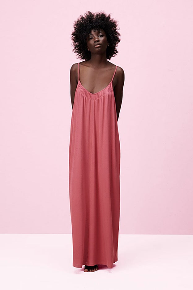 Vestido largo de tirantes de la nueva colección de primavera de Zara.