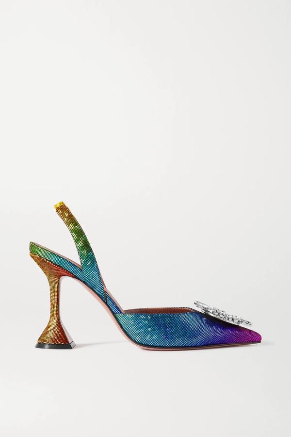Zapatos de tacón de piel irisada, de Amina Muadi (860 €).