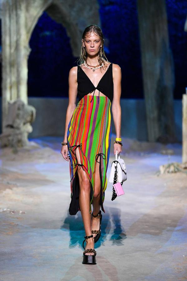 Look de pasarela de p/v 2021 de Versace