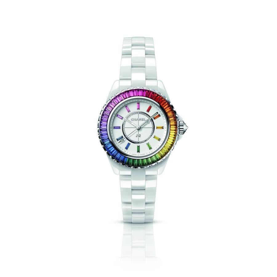 Reloj J12 de cerámica blanca con piedras multicolores, de Chanel.