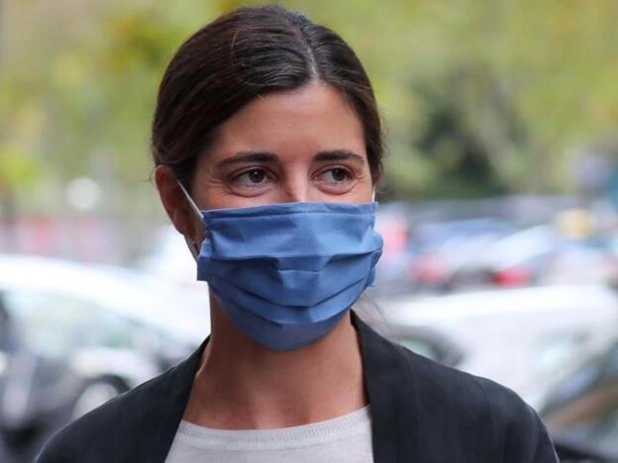 Pincha en la imagen para descubrir todos los peinados rejuvenecedores de Carlota Casiraghi en los que podría inspirarse Belén Corsini para el look de belleza de su boda.