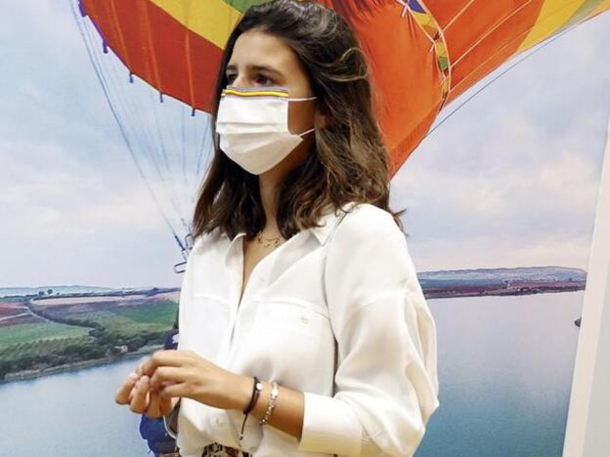 Pincha en la imagen para ver el pantalón de vestir beige que es el protagonista absoluto de la primavera y estos diez looks nos demuestran cómo combinarlo con éxito.