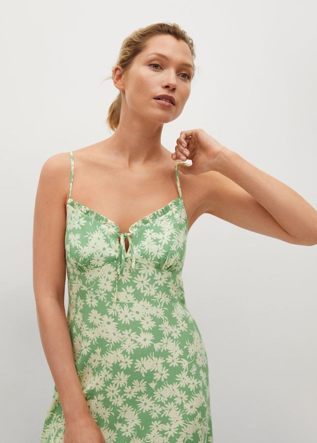 Mini vestido verde de tirantes con estampado de flores de Mango (25,99 euros)