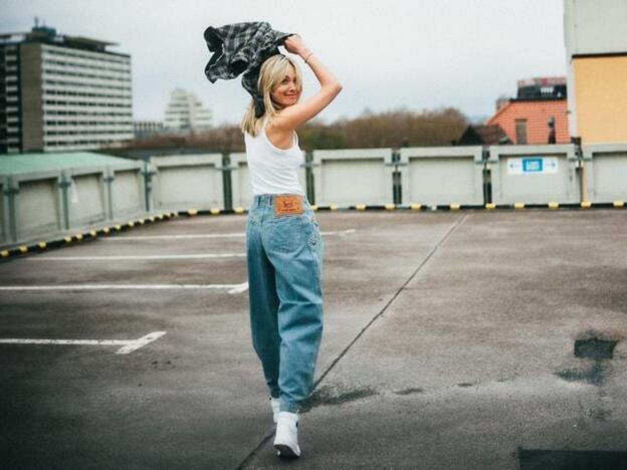 Pincha en la imagen para descubrir las camisetas, tops y bodys que puedes encontrar en Pull&Bear para combinarlas con todo.