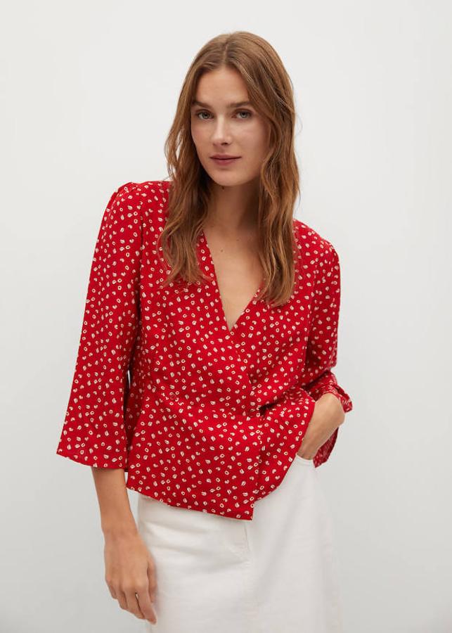 Blusa de manga francesa con cuello de pico, de Mango (25,99 €).