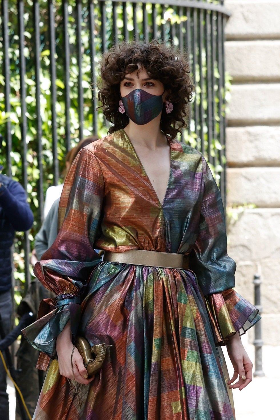 Brianda Fitz-James, prima del novio, Carlos Fitz-James Stuart con vestido romántico de Juan Duyos a la entrada del Palacio de Liria.