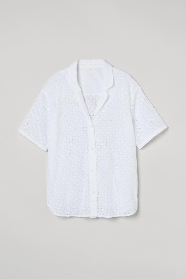 En color blanco aunque disponible en otros tonos, esta camisa de manga corta con cuello abierto y botones cuenta con canesú en la espalda y bajo redondeado. Tiene un precio de 19,99 euros.