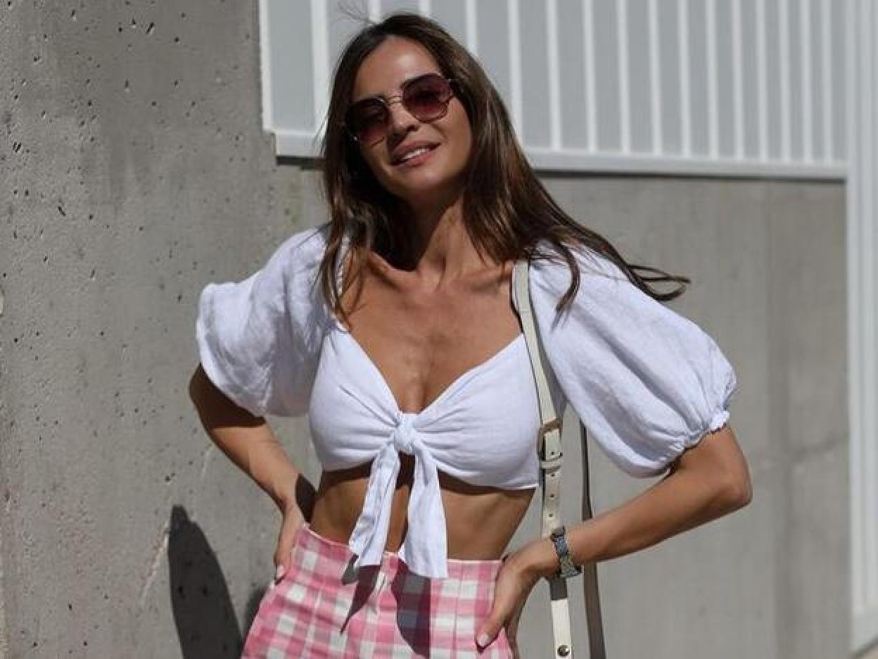 Pincha en la imagen para ver el pantalón de vestir beige que es el protagonista absoluto de la primavera y estos diez looks nos demuestran cómo combinarlo con éxito.