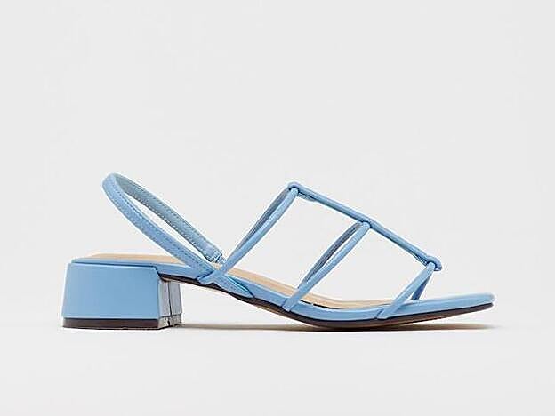 El tacón de las sandalias azules eleva los glúteos.