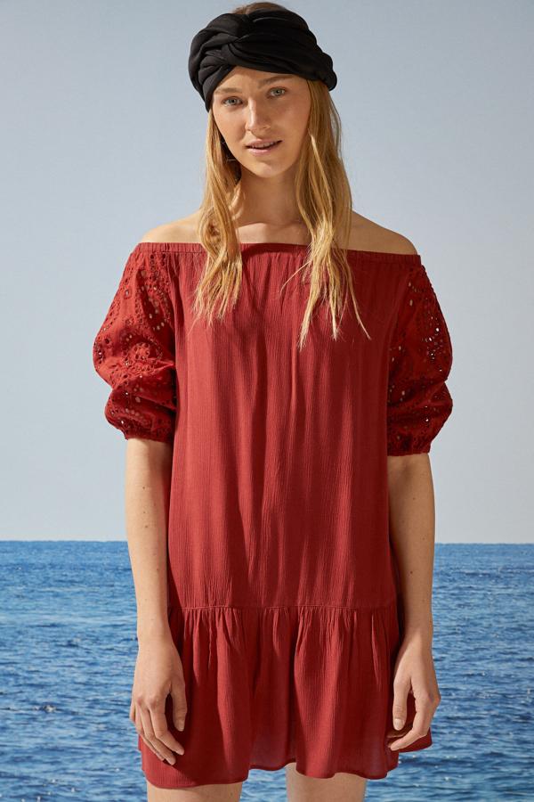 En color rojo, este vestido corto con mangas bordadas abullonadas está confeccionado con materiales reciclados y cuenta con escote palabra de honor elástico. Tiene un precio de 27,99 euros (antes 34,99 euros).