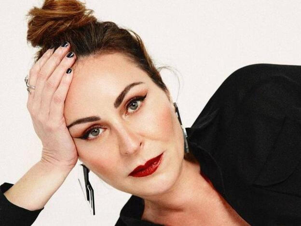 Pincha en la foto para ver 10 peinados cómodos y muy fáciles de hacer con coleteros y pañuelos que las famosas e influencers van a llevar en primavera