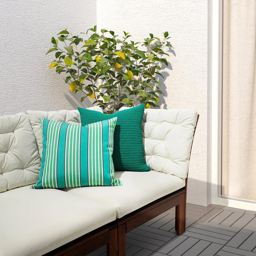 Disponible en varios colores, esta funda de cojín en verde turquesa tiene unas medidas de 50x50 centímetros y un precio de 5 euros.