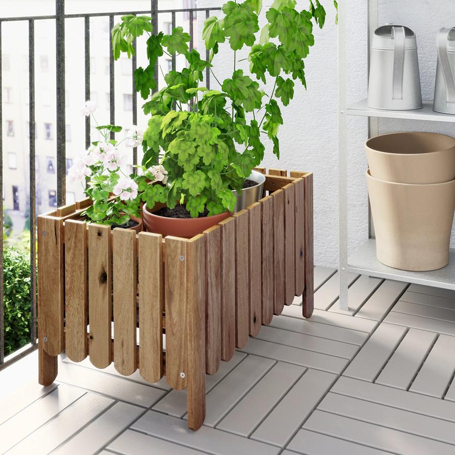 Esta jardinera de madera con patas tiene un precio de 30 euros.