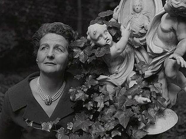 Nancy Mitford, la hermana escritora que abandonó a su marido para irse con su manate a París.