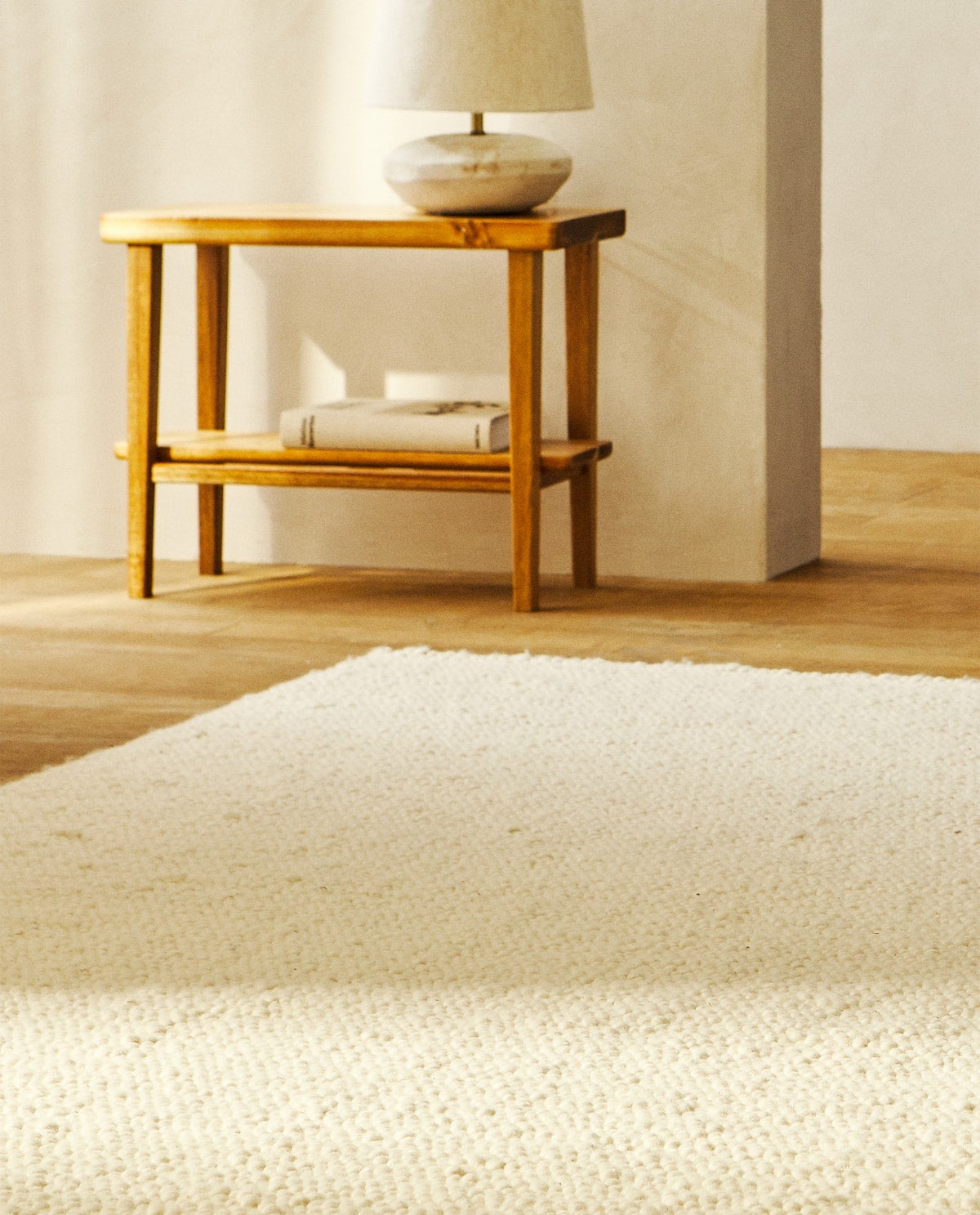 Alfombra de lana en blanco crudo. (Desde 399 euros).