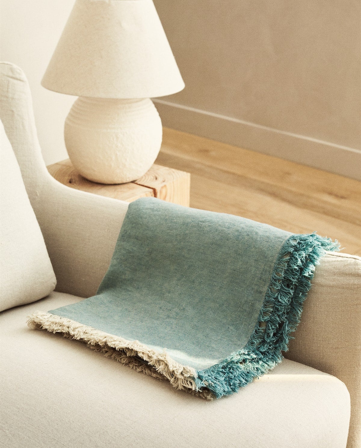 Manta de lino con efecto arrugado y disponible en tres colores diferentes. (69,99 euros).