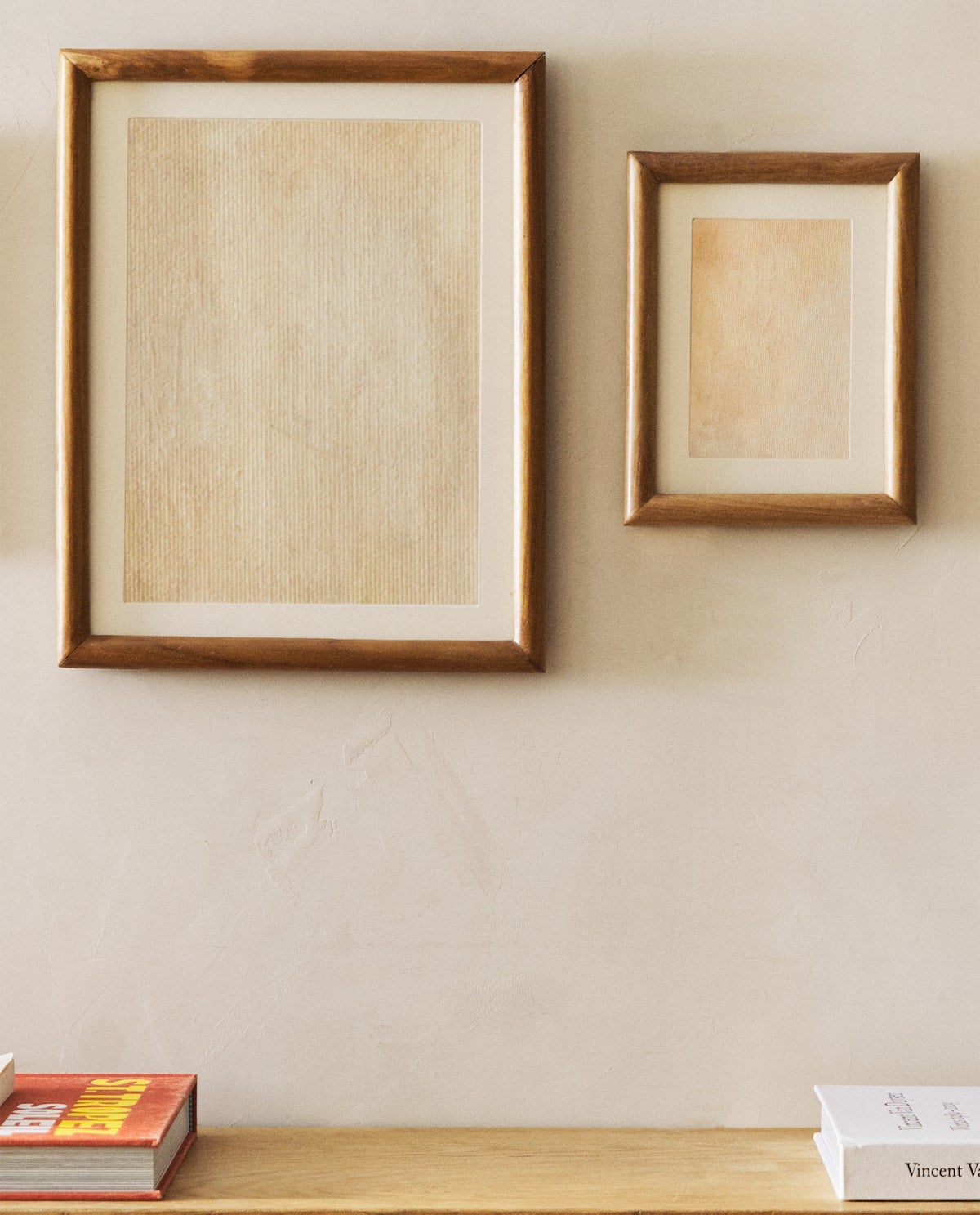 Juego de marcos en diferentes tamaños de teka con paspartú. En Zara Home desde 15,99 euros.