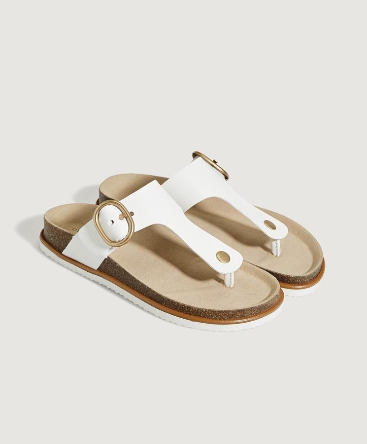 Estas sandalias de dedo en color blanco con detalle de hebilla en dorado cuenta con suela ergonómica y tiene un precio de 27,99 euros.