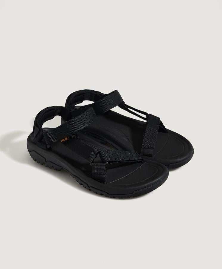 Con cintas de poliester resistentes al agua, esta sandalia con suela de goma y talón acolchado tienen un precio de 69,99 euros.