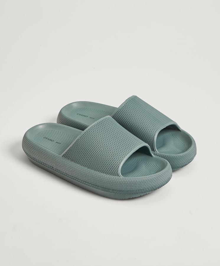 En tono verdoso, y disponible en otros tonos, esta sandalia fabricada en EVA cuenta con plataforma y una altura de 4 centímetros. Tiene un precio de 15,99 euros.