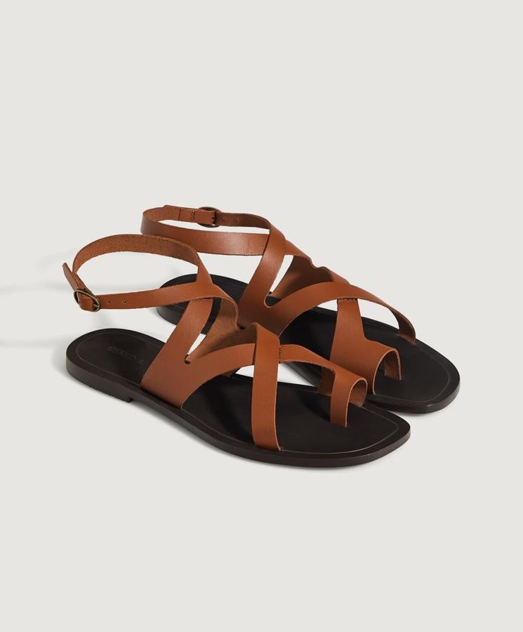 Con tiras en color marrón, estas sandalias de piel vacuna cuentan con suela de color negro con 1 centímetro de altura. Tienen un precio de 29,99 euros.