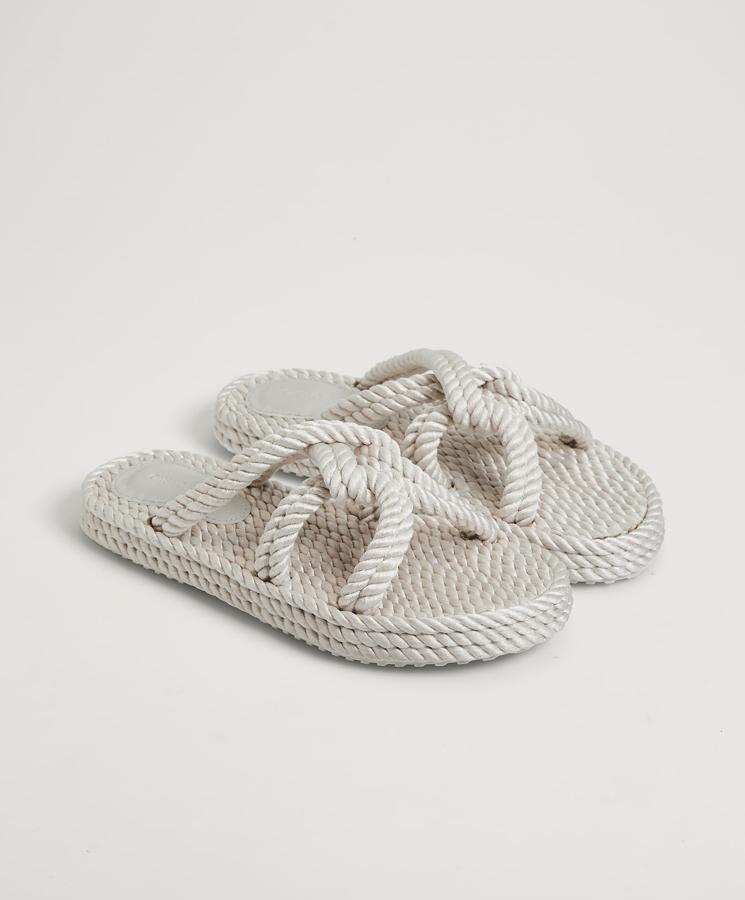 Estas sandalias planas de cuerdas en color crudo con detalle de nudo en el corte tienen un precio de 27,99 euros.