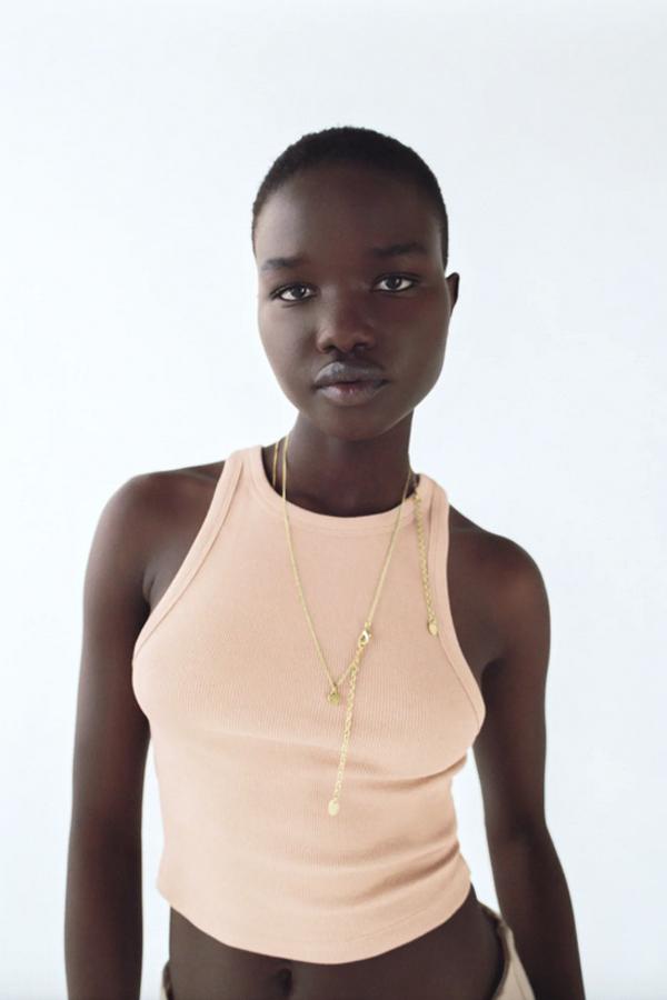 Con cuello redondo y tirantes medios, esta camiseta de diseño cropped está disponible en nueve colores, en algunos de ellos lleva el rib de las mangas y el cuello a contraste y cuesta 3,95 euros. Podemos encontrarla en las tallas S, M y L.