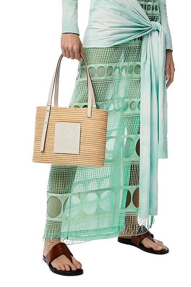 Loewe la rafia está combinada con la piel