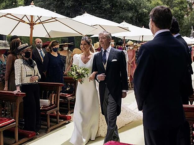 Belén Corsini, del brazo de su padre, Juan Carlos Corsini, camino del altar.