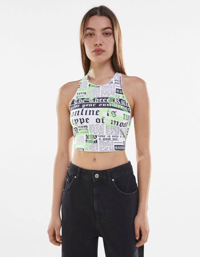 Crop top con estampado de papel de periódico, de Bershka (9,99 €).