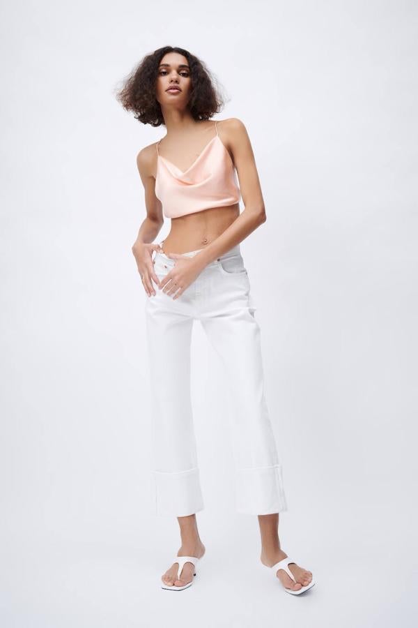 Crop top satinado y escote redondo, de Zara (17,95 €).
