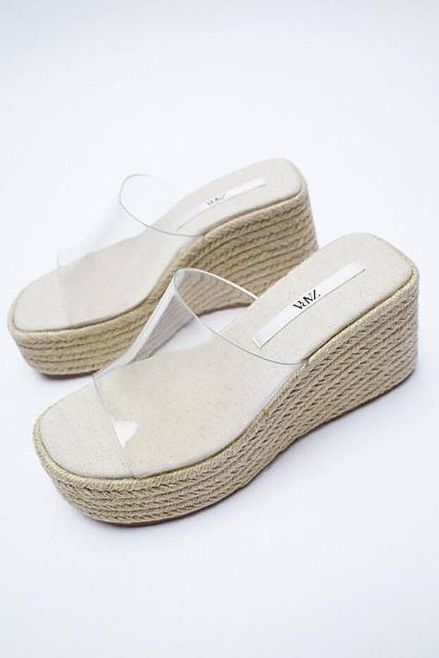 La cuña con plataforma cuenta con una única tira ancha en la parte delantera