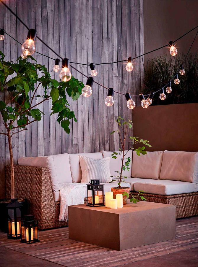 Parecen velas, ¡pero no! Estas velas no queman y tampoco aportan aromas. Son velas LED, perfectas para dar un ambiente acogedor en el exterior y sin peligro de incendio. Se puede usar también en el interior y tiene un precio de 13 euros.