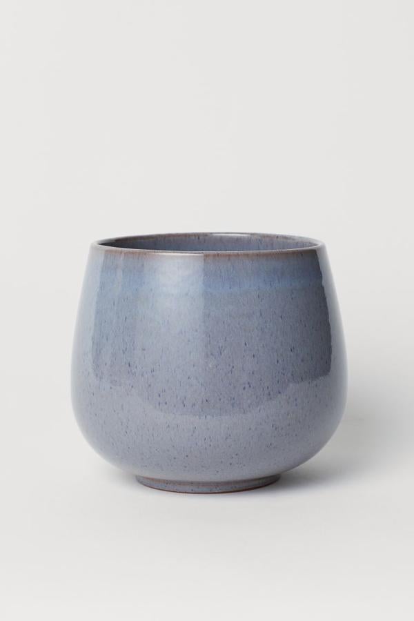 Si buscas accesorios decorativos, este macetero de cerámica te será de gran ayuda. Cuesta 17,99 euros y también está disponible en otros tamaños.