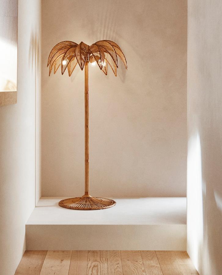 ¿Una lámpara original en el exterior? Es posible y puede que hayamos encontrado la más bonita. Está disponible en Zara Home y tiene una altura de 14 centímetros.