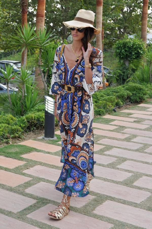 Inés Domecq convierte un caftán estampado de H&M en el look con mayúsculas para el verano. ¿Sus grandes aliados de estilo? Los complementos.