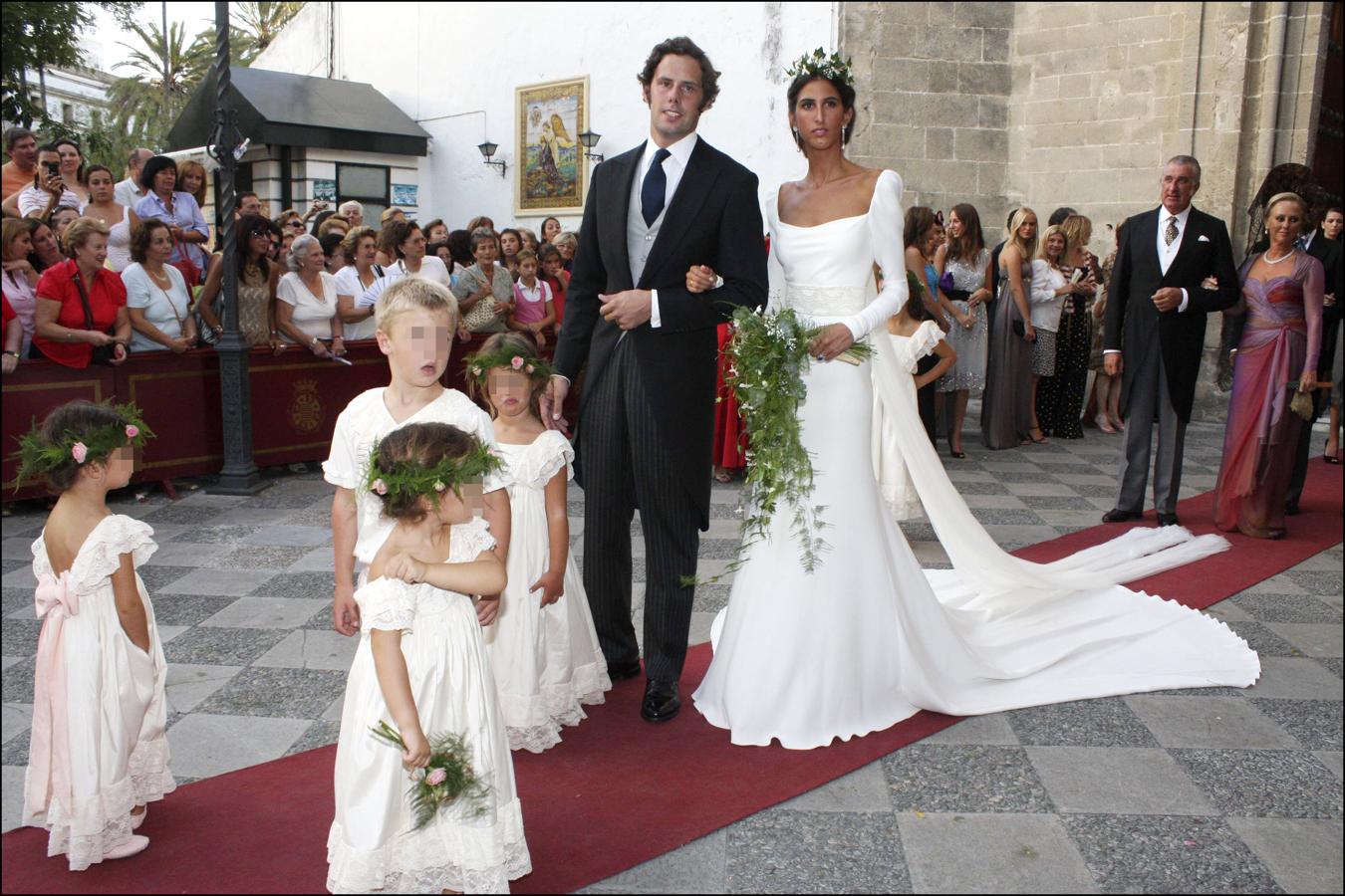 Para su boda con Javier Martínez de Irujo, Marqués de Almenara, en 2008 eligió un elegantísimo diseño de Manuel Mota.