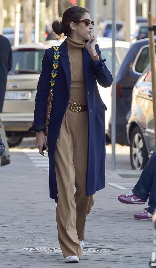 ¿Puede ser más elegante este look de entretiempo de Inés Domecq? El detalle de las Converse blancas es, sencillamente, perfecto.