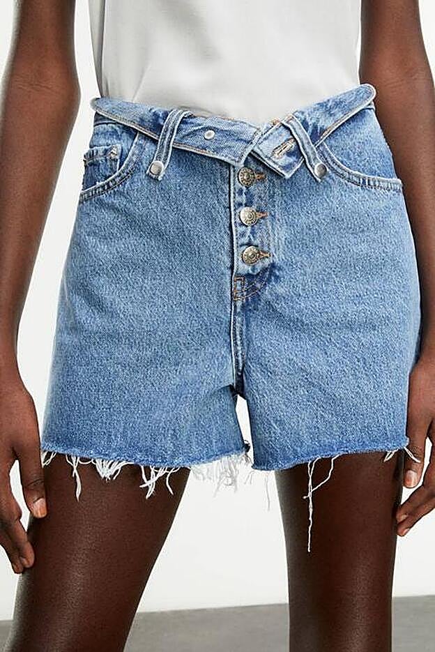 Los botones de los shorts son plateados