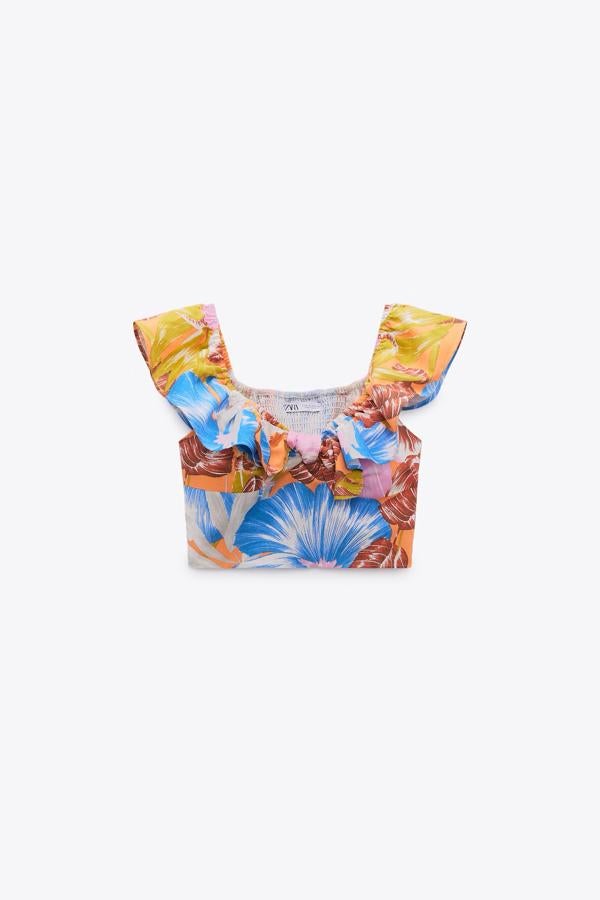 Crop top con volante en el escote, de Zara (25,95 €).