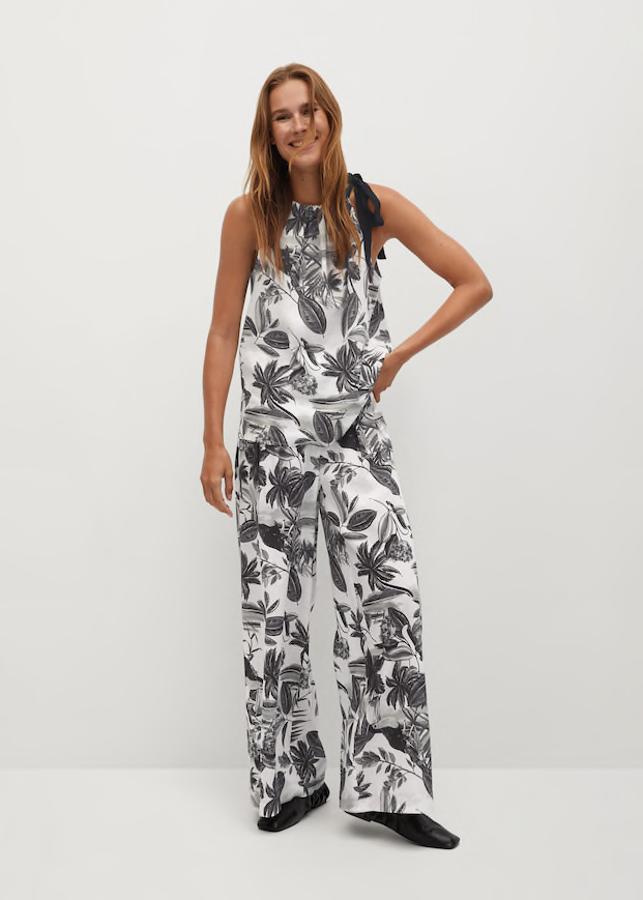 Blusa de algodón con cuello halter y tirante de lazo en un hombro, de Mango (25,99 €).