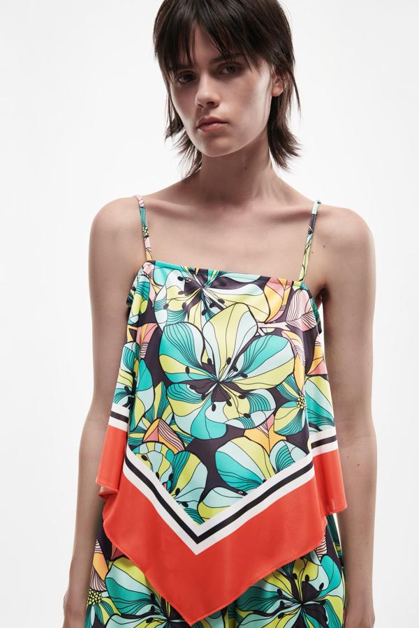 Top fluido asimétrico con tirantes, de Zara (15,95 €).