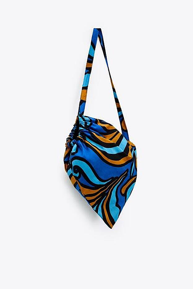 El vestido lleva un pequeño bolso a juego en el mismo tejido (49,99 euros)