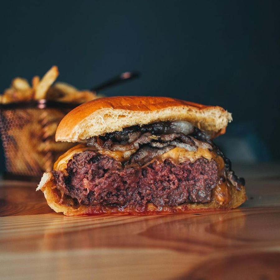 Dicen que la mejor hamburguesa de España, un año más, se sirve en Juancho's Bbq. Puedes comprobarlo en alguno de los tres locales de Madrid: en la calle Alonso Cano, 10; Gabriel Lobo, 33; y Andrés Borrego, 16.